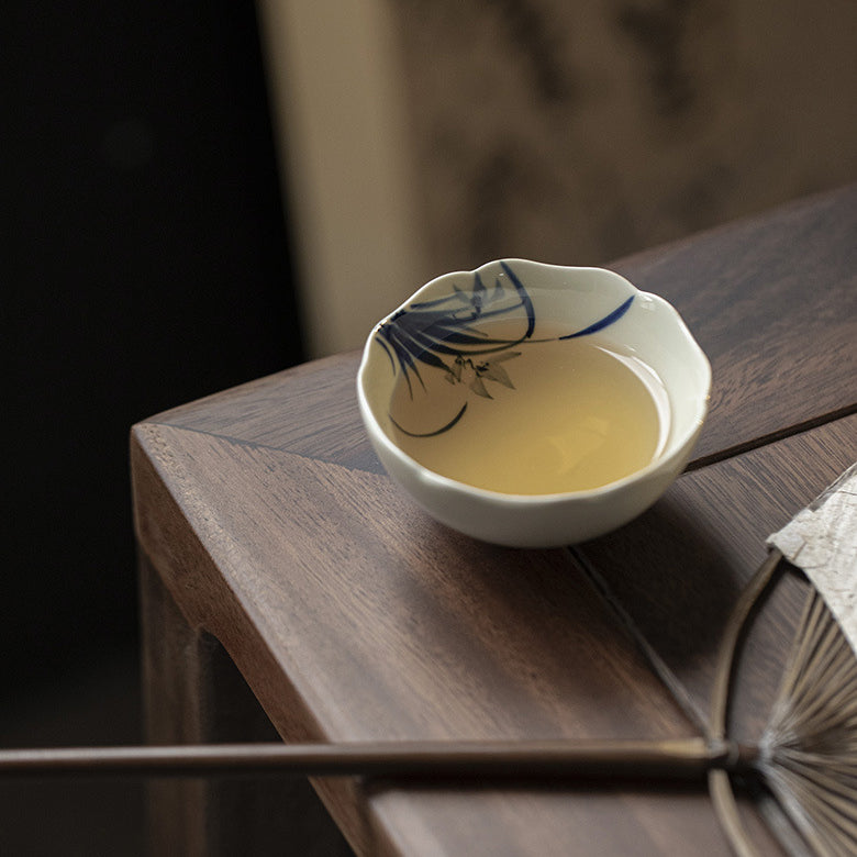 Tasse de maître en argile à bord cannelé d'inspiration antique – Motifs floraux peints à la main Tasse de dégustation de thé Kung Fu