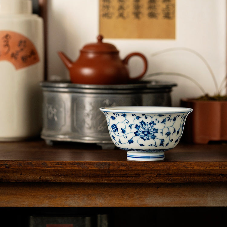 Coupe du Maître pressée à la main bleue et blanche – Rouleaux de lotus entrelacés peints à la main