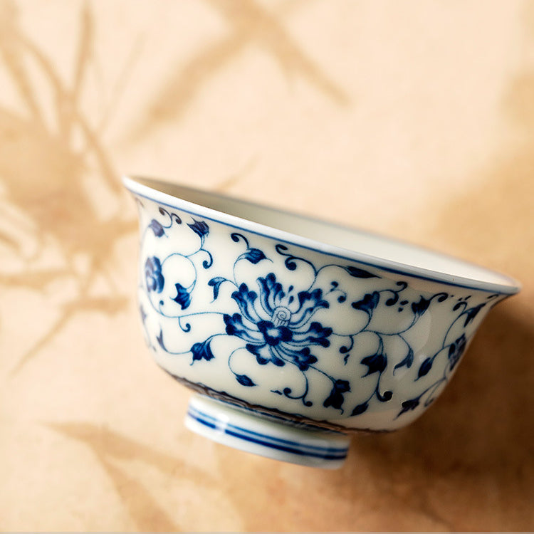 Coupe du Maître pressée à la main bleue et blanche – Rouleaux de lotus entrelacés peints à la main