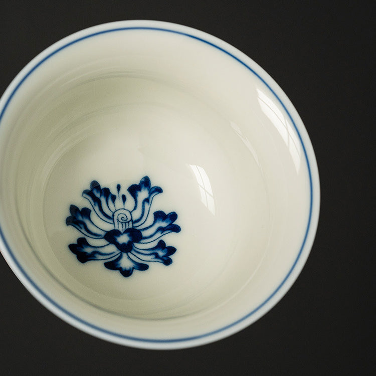 Coupe du Maître pressée à la main bleue et blanche – Rouleaux de lotus entrelacés peints à la main
