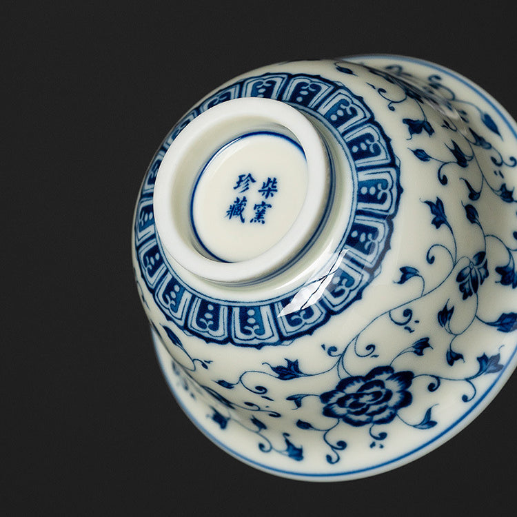 Coupe du Maître pressée à la main bleue et blanche – Rouleaux de lotus entrelacés peints à la main