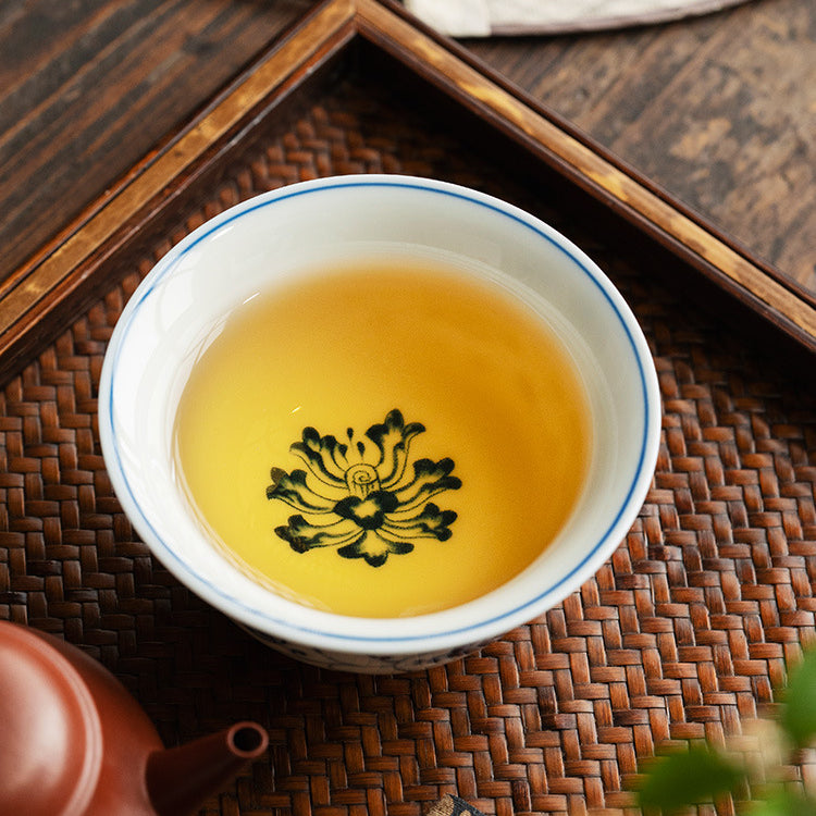 Coupe du Maître pressée à la main bleue et blanche – Rouleaux de lotus entrelacés peints à la main