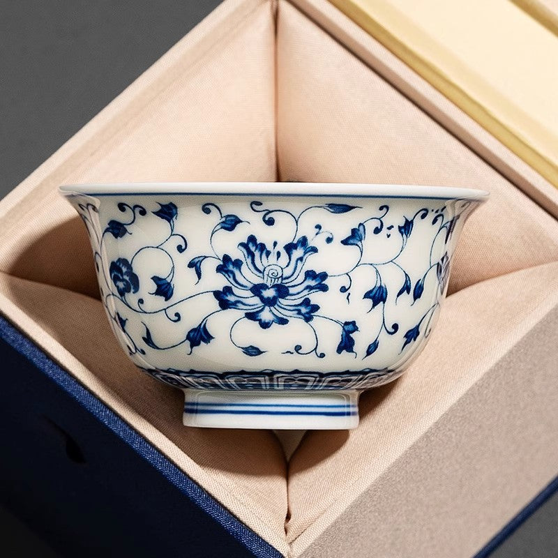Coupe du Maître pressée à la main bleue et blanche – Rouleaux de lotus entrelacés peints à la main