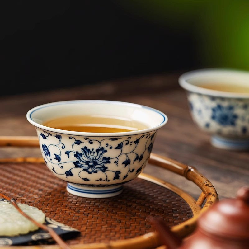 Coupe du Maître pressée à la main bleue et blanche – Rouleaux de lotus entrelacés peints à la main