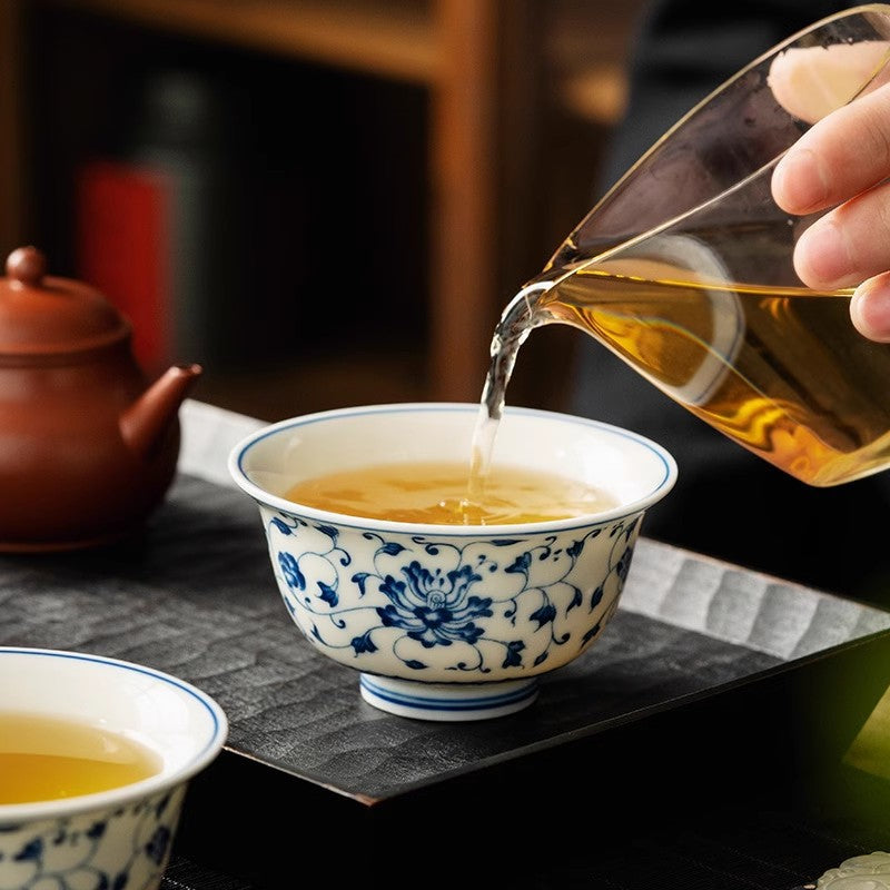Coupe du Maître pressée à la main bleue et blanche – Rouleaux de lotus entrelacés peints à la main