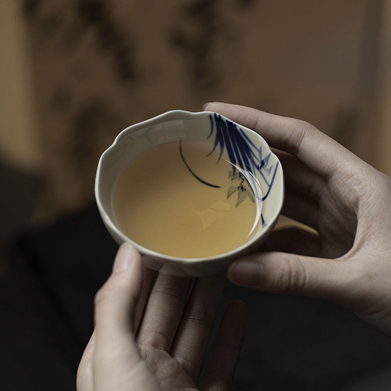 Tasse de maître en argile à bord cannelé d'inspiration antique – Motifs floraux peints à la main Tasse de dégustation de thé Kung Fu