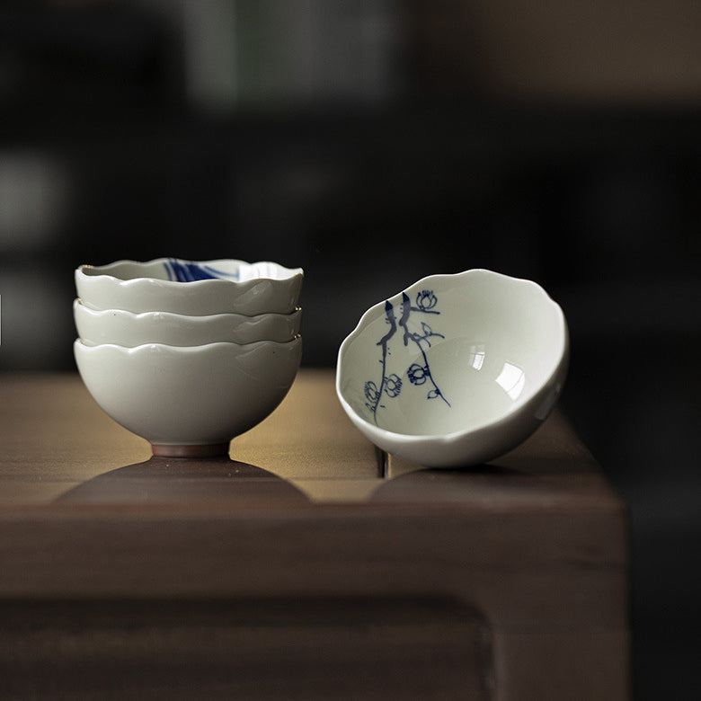Tasse de maître en argile à bord cannelé d'inspiration antique – Motifs floraux peints à la main Tasse de dégustation de thé Kung Fu