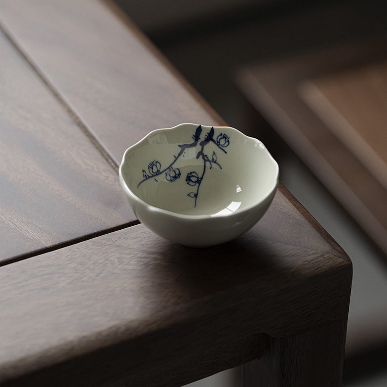 Tasse de maître en argile à bord cannelé d'inspiration antique – Motifs floraux peints à la main Tasse de dégustation de thé Kung Fu