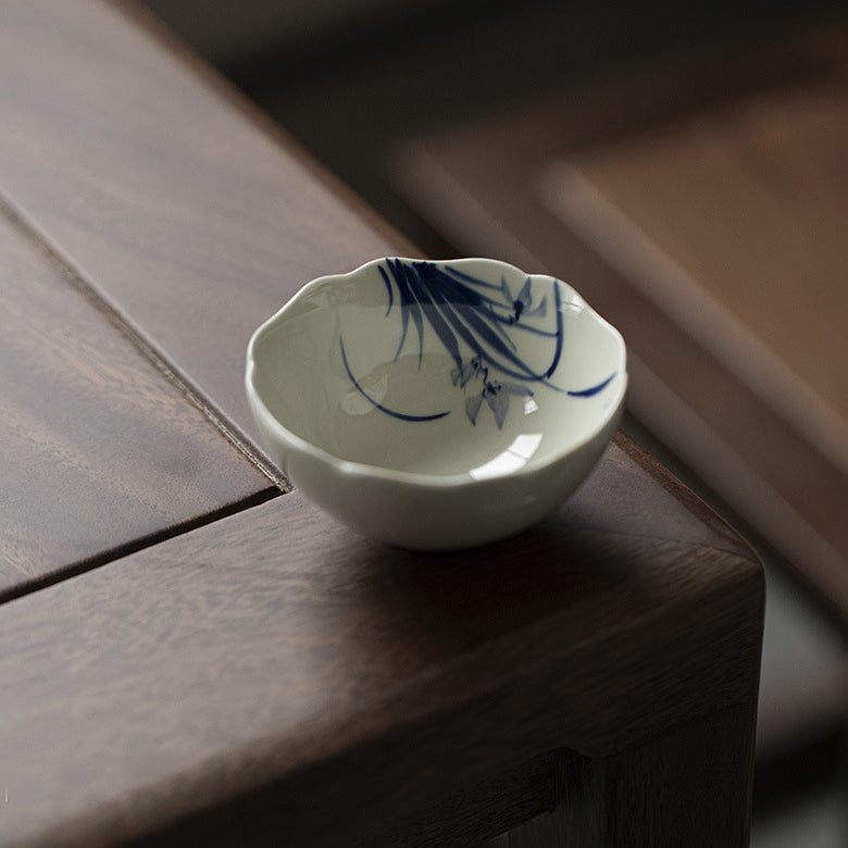 Tasse de maître en argile à bord cannelé d'inspiration antique – Motifs floraux peints à la main Tasse de dégustation de thé Kung Fu