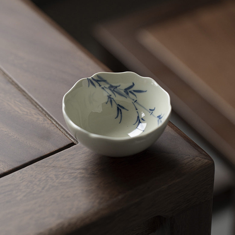 Tasse de maître en argile à bord cannelé d'inspiration antique – Motifs floraux peints à la main Tasse de dégustation de thé Kung Fu