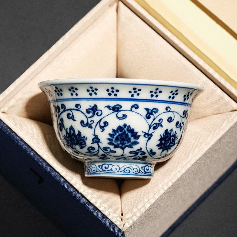 Coupe du Maître pressée à la main bleue et blanche – Rouleaux de lotus entrelacés peints à la main