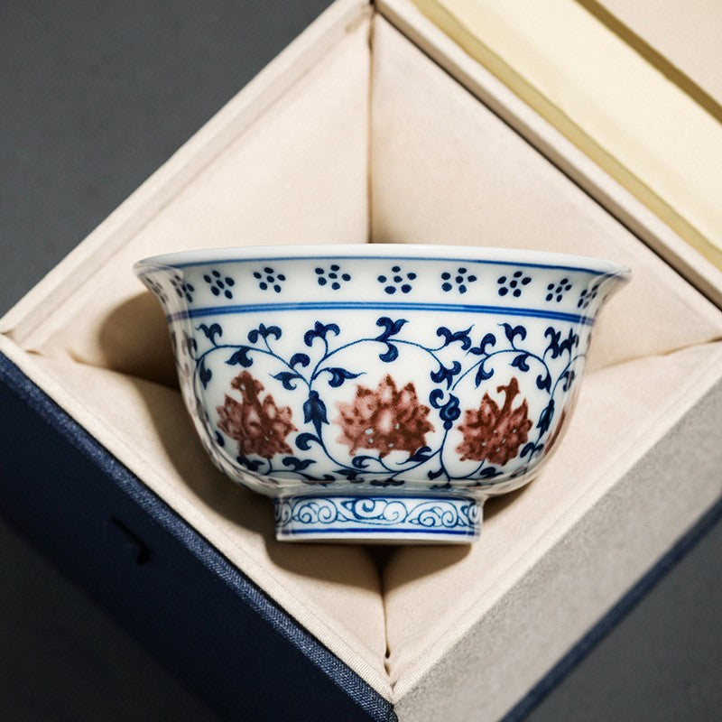 Coupe du Maître pressée à la main bleue et blanche – Rouleaux de lotus entrelacés peints à la main