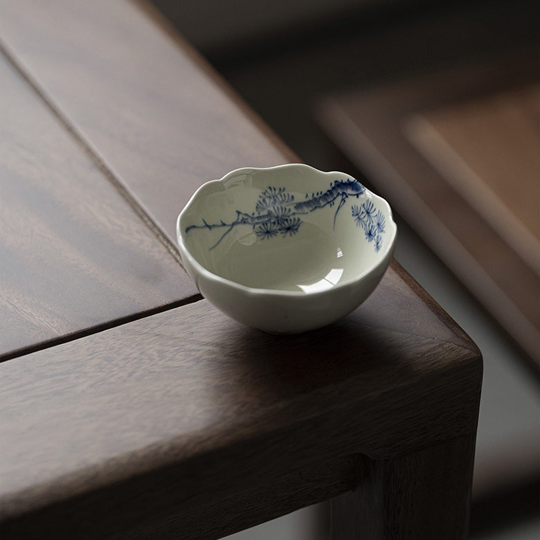 Tasse de maître en argile à bord cannelé d'inspiration antique – Motifs floraux peints à la main Tasse de dégustation de thé Kung Fu