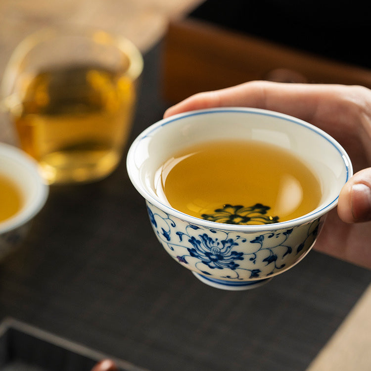 Coupe du Maître pressée à la main bleue et blanche – Rouleaux de lotus entrelacés peints à la main