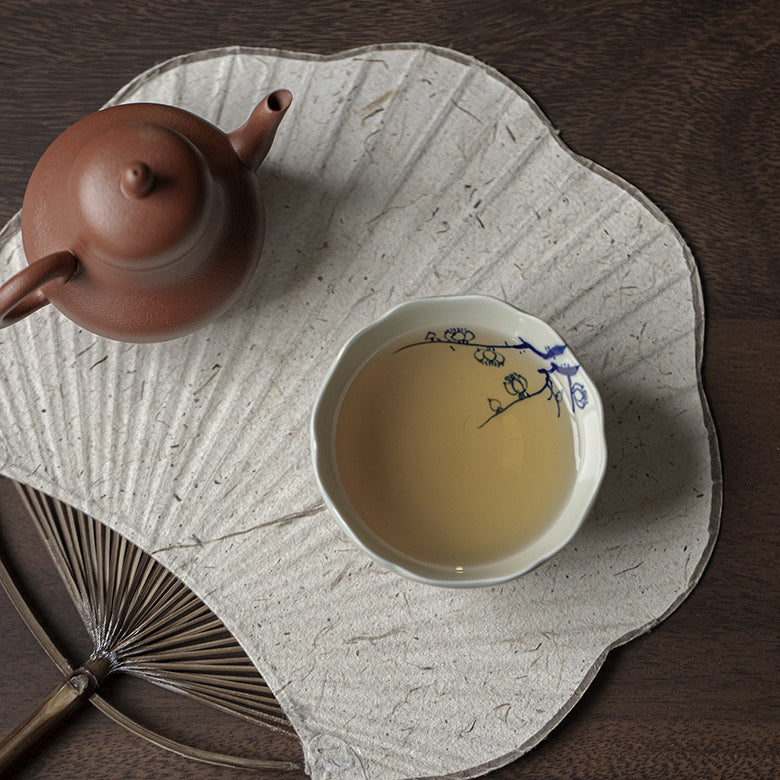 Tasse de maître en argile à bord cannelé d'inspiration antique – Motifs floraux peints à la main Tasse de dégustation de thé Kung Fu