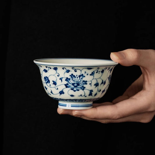 Coupe du Maître pressée à la main bleue et blanche – Rouleaux de lotus entrelacés peints à la main 